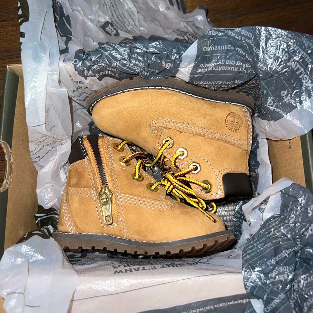 Timberland 6 In Side Zip Boot Wheat Nubuck 
Size 4 Toddler/Petits
